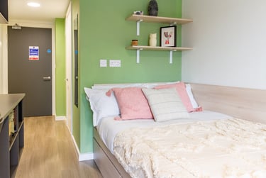 Gold En Suite at Dun Holm House, Unit 8, The Riverwalk, City Centre, Durham, DH14SL - Image 1